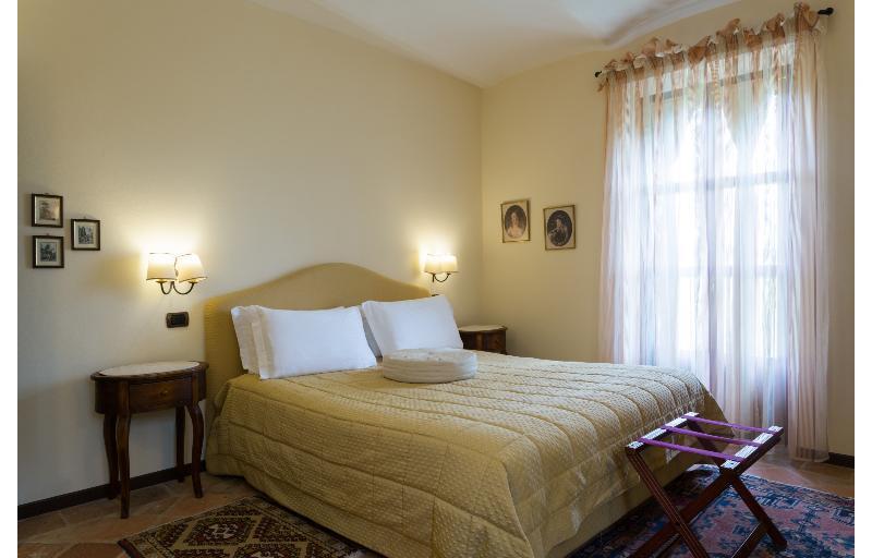 Отель Relais Castello Di Razzano Альфьяно-Натта Экстерьер фото