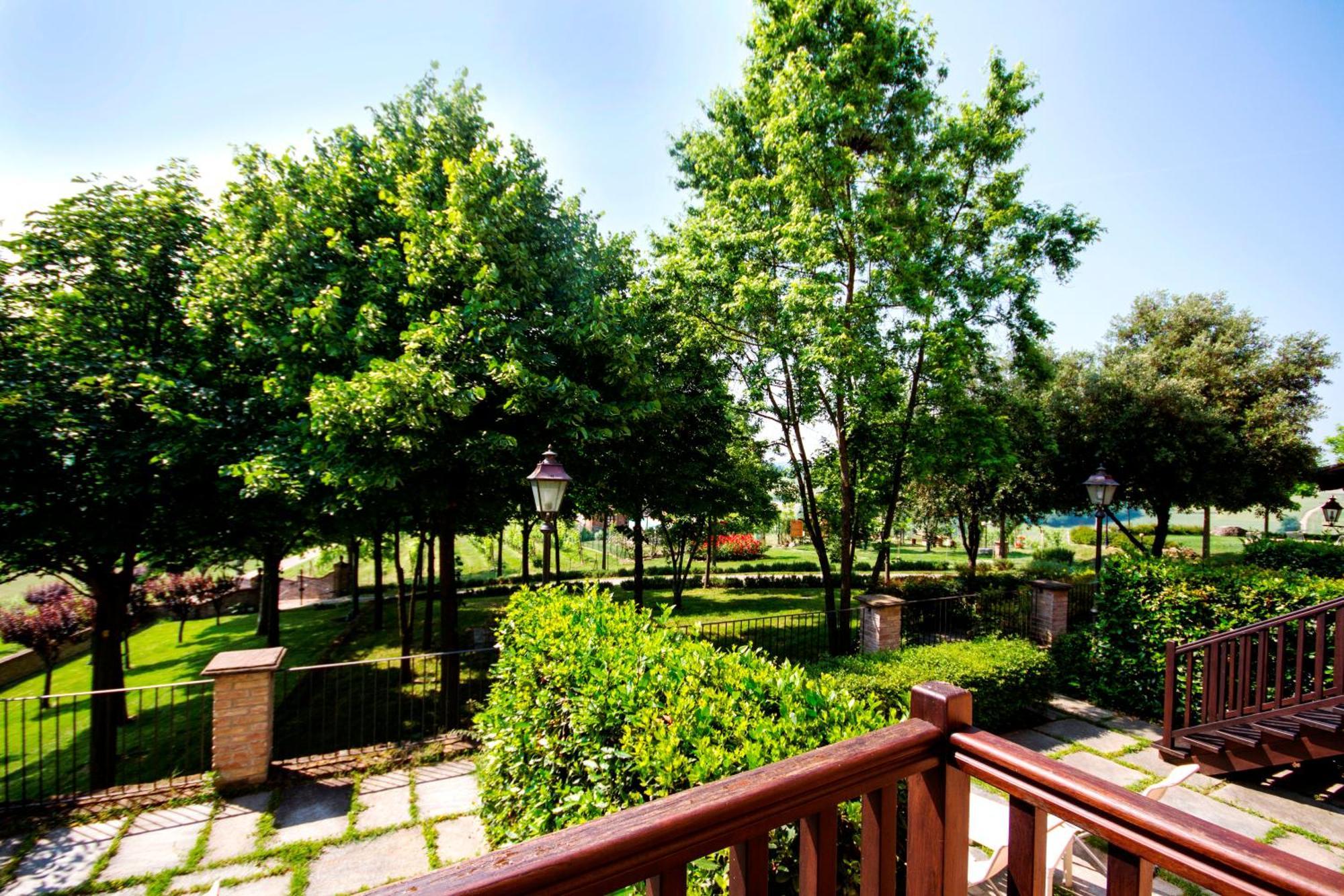 Отель Relais Castello Di Razzano Альфьяно-Натта Экстерьер фото