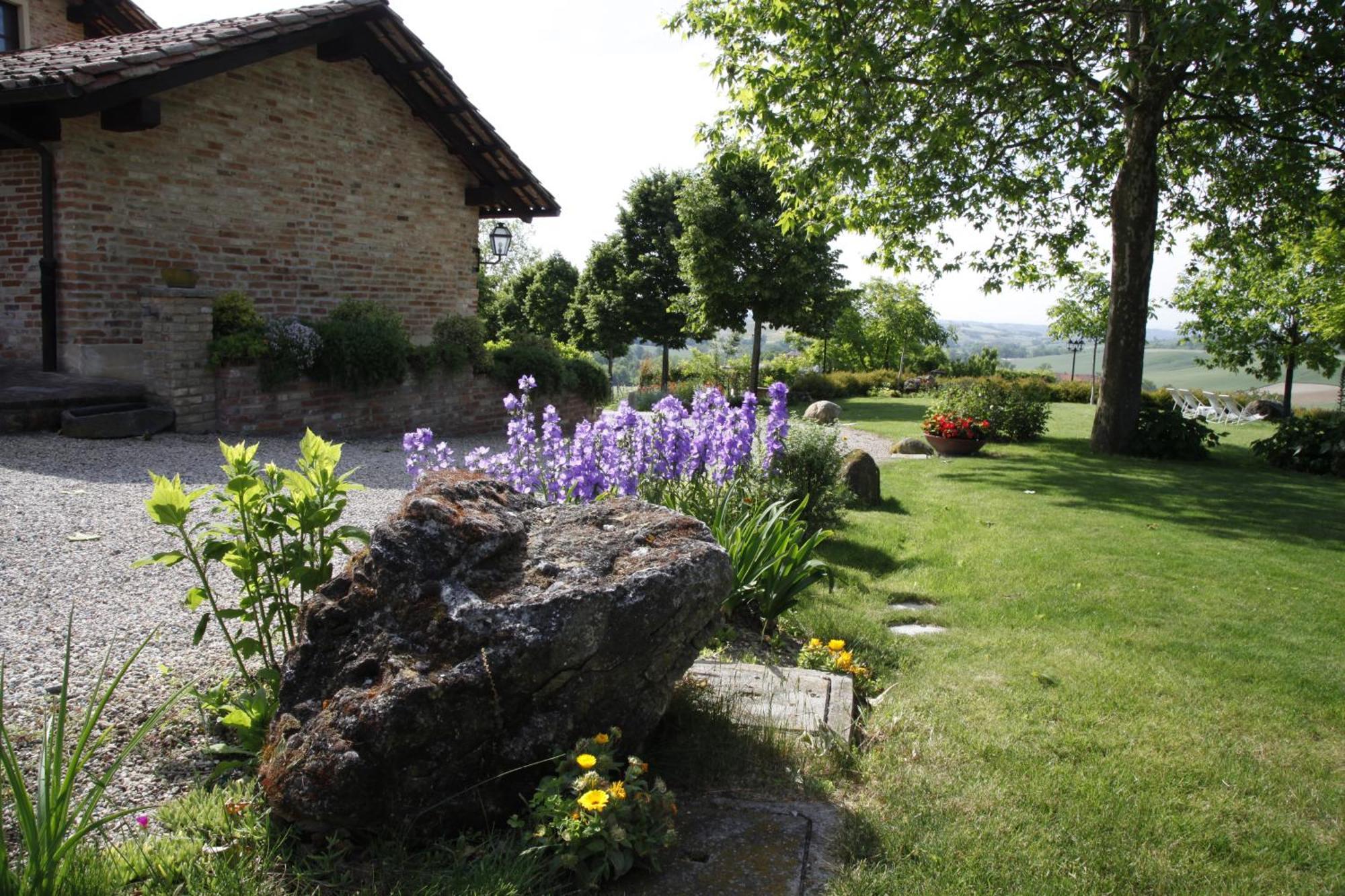 Отель Relais Castello Di Razzano Альфьяно-Натта Экстерьер фото