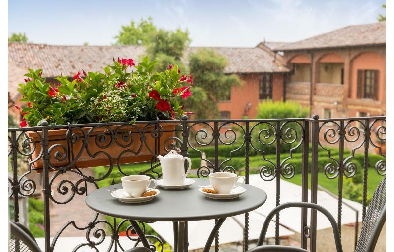 Отель Relais Castello Di Razzano Альфьяно-Натта Экстерьер фото