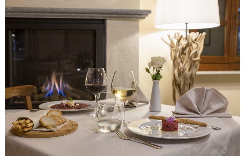 Отель Relais Castello Di Razzano Альфьяно-Натта Экстерьер фото